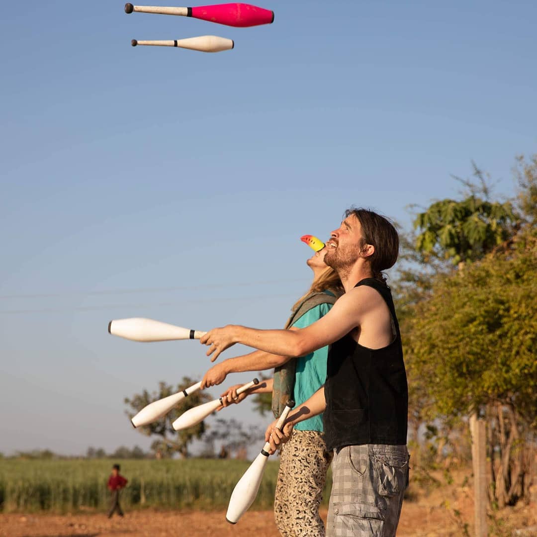 Synchronised club juggling